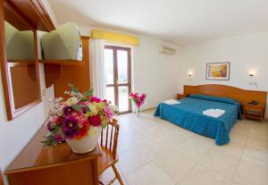Double Room with Balcony and Sea View room in Hotel Orchidea