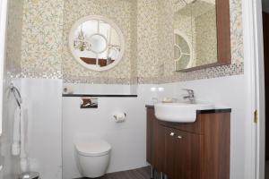Executive Twin Room room in Chiseldon House Hotel