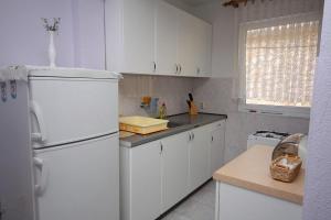 One-Bedroom Apartment room in Apartments with a parking space Murter - 5100