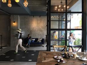 Goodnight Poshtel + Free Netflix