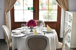 Pensiunea Castania - Pensiune cu piscina la munte