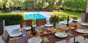 Vila Olive garden 10 minutes from Split 250 m2 indoor space 1500 m2 garden heated pool free parking wifi