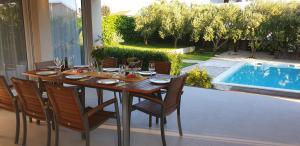 Vila Olive garden 10 minutes from Split 250 m2 indoor space 1500 m2 garden heated pool free parking wifi
