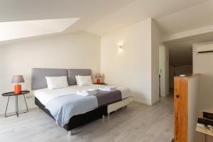 Apartment 28 Tram Duplex