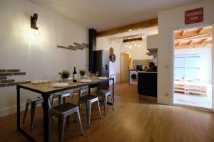 Appartements Melina - appartement dans les remparts de la Bastide avec parking et terrasse : photos des chambres