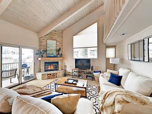 Three-Bedroom Apartment room in New Listing! Mountain-View Retreat WithPool Hot Tub Condo