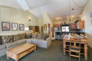 Deluxe Two-Bedroom Apartment room in Mammoth Village Properties by 101 Great Escapes