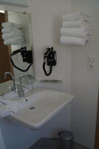 Hotels hotel du Rhone : Chambre Lit King-Size avec Douche Accessible en Fauteuil Roulant - Adaptée aux Personnes à Mobilité Réduite