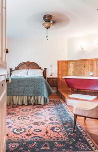 Queen Room with Garden View room in Black Mountain Inn