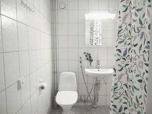 Spacious Downtown Apartment with Balcony next to Restaurants