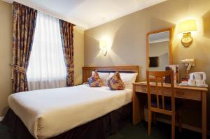 Classic Twin Room room in Berjaya Eden Park London Hotel