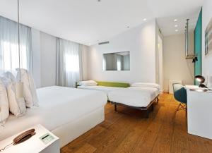 Family Room (2 Adults + 2 Children) room in One Shot Prado 23