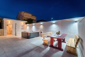 Apartments Katarina with swimming pool