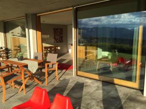 Casa Admisa, spektakuläre Aussicht, Ski in and out, hochwertige Einrichtung, Valserstein und Eiche