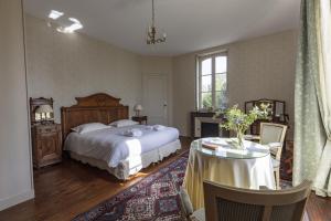 Maisons d'hotes Chateau des Salles : Chambre Lit King-Size - Vue sur Jardin