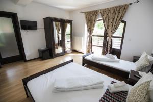 Triple Room with Balcony room in Casa Dacilor Transalpina