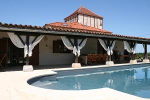 Sejours chez l'habitant Logis Rozies Dunes 2 p : Chambre Double - Vue sur Piscine