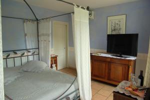 B&B / Chambres d'hotes MAS DES FIGUES - Mas XVIIIe tres calme - Certifie Biologique FRBio10 - jardin naturel ecologique - piscine 12x6 - Copieux brunch paysan mediterraneen cuisine du jardin huile d'olive - Agritourisme Alpilles Saint Remy de Provence du 01 mai au 30 septembre : photos des chambres