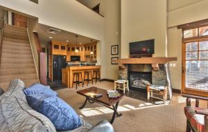 Miners Club 3 Bedroom Loft by Canyons Village Rentals MC10A