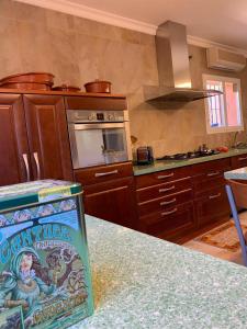 Chalet con piscina a 50 m de la playa .