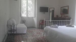 Deluxe Room (2 Adults + 1 Child) room in B&B Domus Aurea