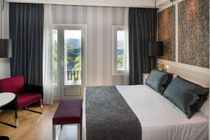 Superior Double Room with Terrace room in Catalonia Reina Victoria