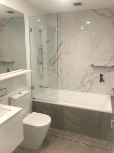 Elegant Design 2 Bed 2 Bath Apartment In Liverpool