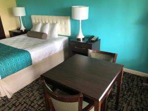 Deluxe Queen Room - Smoking room in Howard Johnson by Wyndham Rocky Hill
