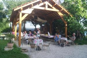 Campings Camping Les Arbois : photos des chambres