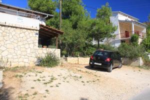 Apartments with a parking space Rukavac Vis 2444
