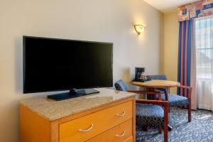 King Room - Non-Smoking room in Clarion Inn Ormond Beach at Destination Daytona
