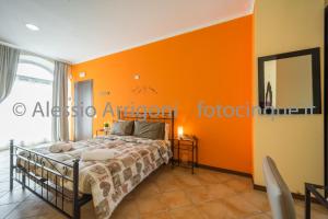 Habitación con cama extragrande y vistas al lago