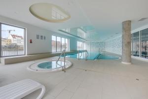 Waterlane Island - Riverview Pool, SPA, Gym & Parking by Downtown Apartments