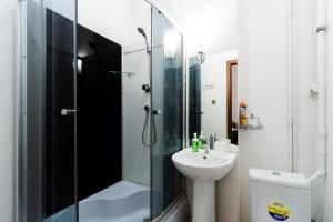 Twin Room with Shared Toilet room in Simple Diamond near Bridges