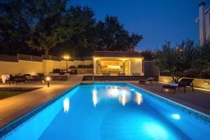 VILLA SKURA private heated pool 32m2, summer kitchen, 4 bedrooms, garden