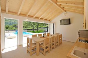 VILLA SKURA private heated pool 32m2, summer kitchen, 4 bedrooms, garden