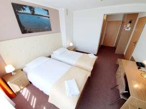 Twin Room with Lake View room in Hotel Mazuria