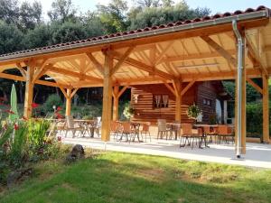 Campings LES PIERRES CHAUDES : photos des chambres