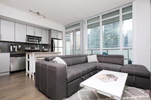 Luxury Downtown Toronto Suite - Fast Wifi/Balcony