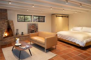 Modern, Luxury Studio With Awe Inspiring Red Rock Views Private Trail Head - Outdoor Firepit, Indoor Fireplace, on Property Sauna, Aromatherapy Steam Room, Hot Tub, Pools and Wellness Services