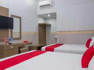 RedDoorz near Goa Panggung