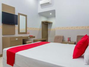 RedDoorz near Goa Panggung