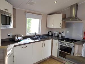 2 Bedroom Platinum Caravan Lodge room in St. Ives Holiday Village