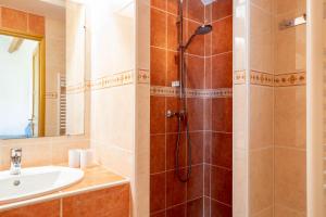B&B / Chambres d'hotes B&B L'Oree du Bois Bourgogne - Adults Only : photos des chambres