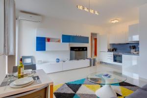 Centric and Spacious Apartment with WiFi and Balcony