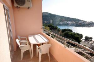 One-Bedroom Apartment with Terrace and Sea View room in Apartments by the sea Bilo Primosten - 4806
