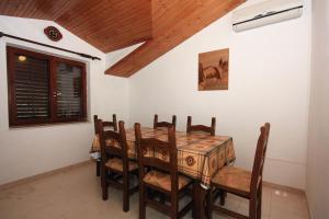 Three-Bedroom Apartment with Balcony and Sea View room in Apartments with a parking space Supetar Brac - 5670