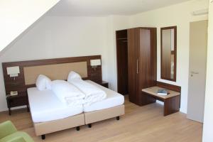 Twin Room with Lake View room in Seehotel Delphin