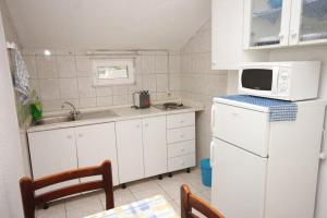 Two-Bedroom Apartment with Terrace and Sea View room in Apartments with a parking space Supetar Brac - 7536