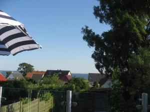 Uns Gartenhus mit Blick auf das Meer